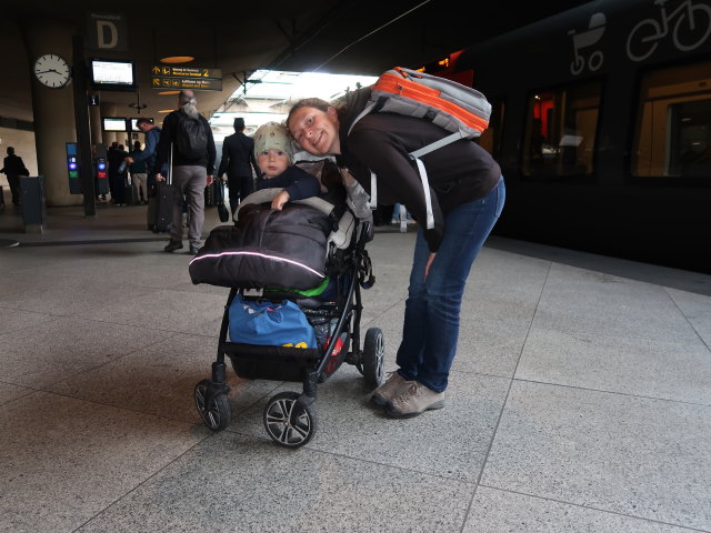 Nils und Sabine in K&oslash;benhavns Lufthavn Station, 5 m (2. Juni)