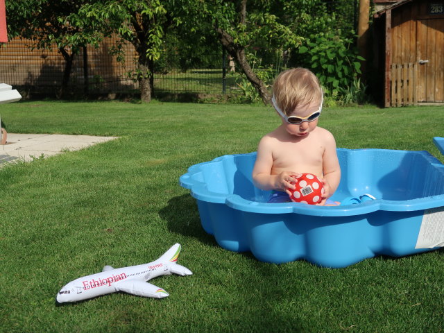 Nils im Garten meiner Eltern