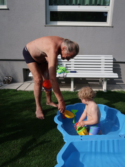 Papa und Nils im Garten meiner Eltern