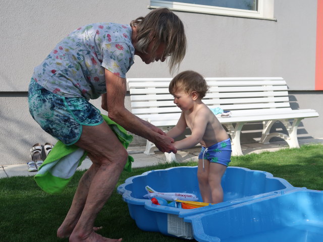 Mama und Nils im Garten meiner Eltern