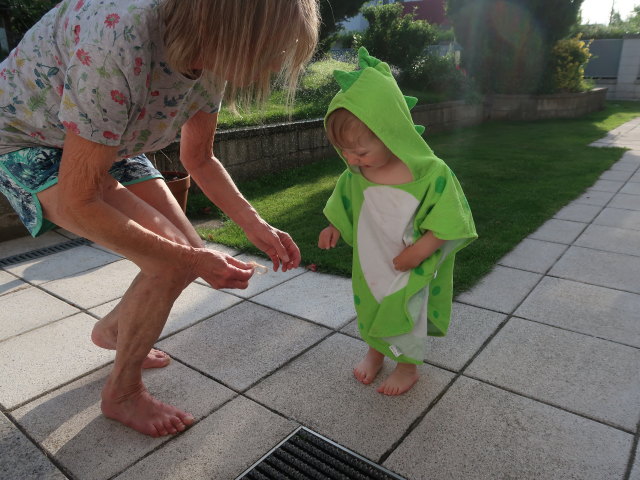 Mama und Nils im Garten meiner Eltern