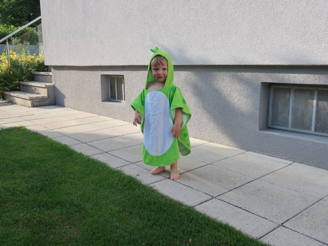 Nils im Garten meiner Eltern