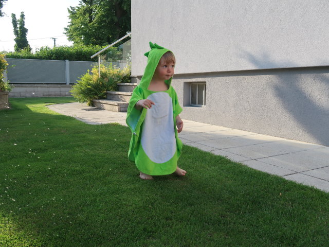 Nils im Garten meiner Eltern