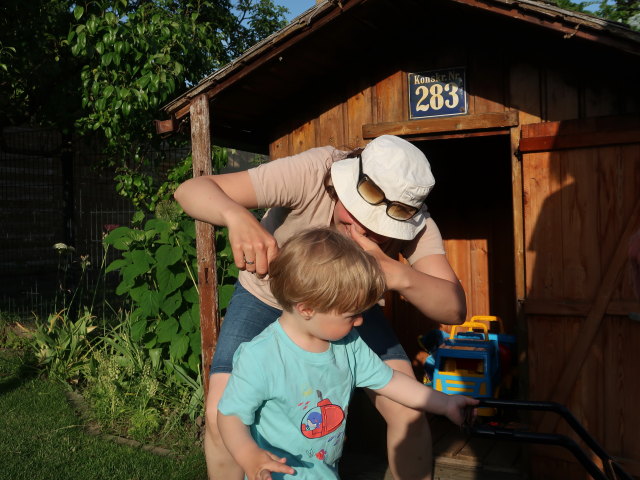 Nils und Sabine im Garten meiner Eltern