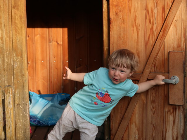 Nils im Garten meiner Eltern