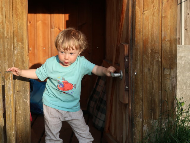 Nils im Garten meiner Eltern