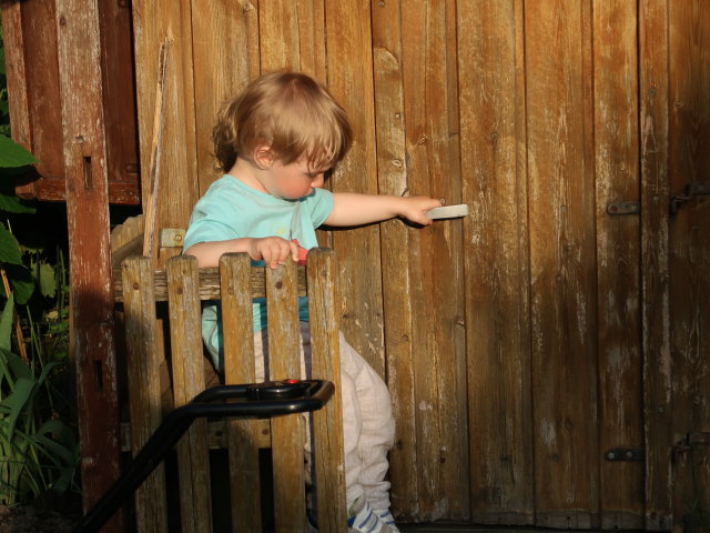 Nils im Garten meiner Eltern