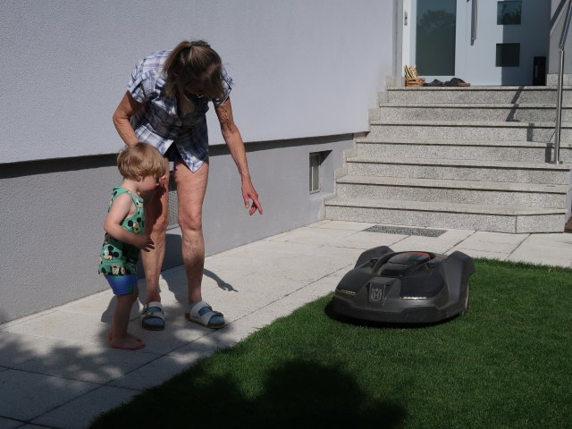 Nils und Mama im Garten meiner Eltern