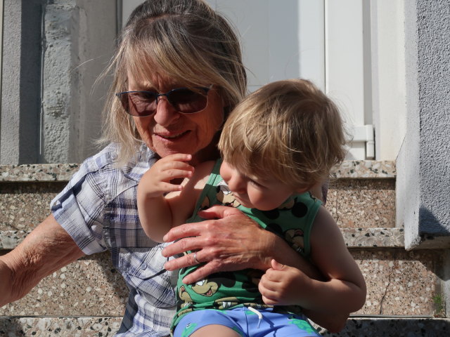Mama und Nils im Garten meiner Eltern