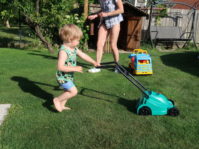 Nils und Mama im Garten meiner Eltern