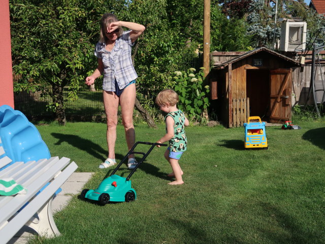 Mama und Nils im Garten meiner Eltern