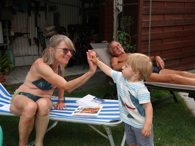 Mama, Papa und Nils im Garten meiner Eltern