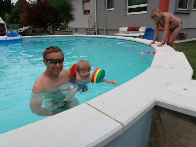 Ich, Nils und Mama im Garten meiner Eltern