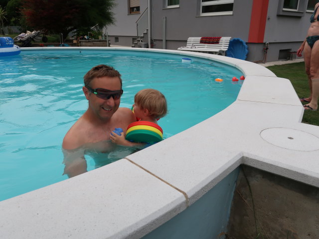 Ich, Nils und Mama im Garten meiner Eltern