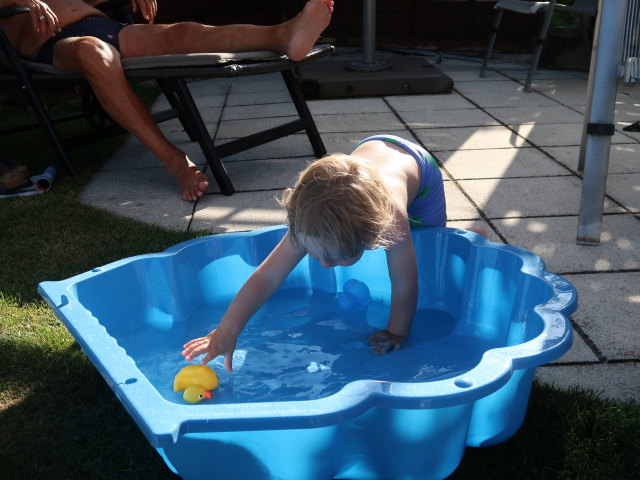 Papa und Nils im Garten meiner Eltern