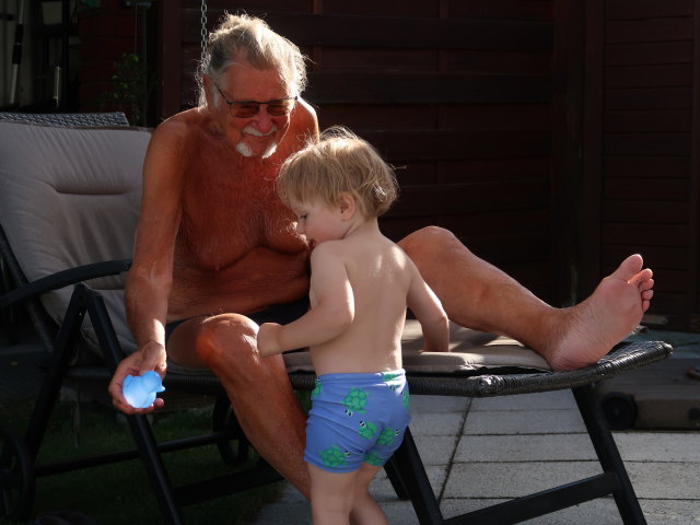 Papa und Nils im Garten meiner Eltern