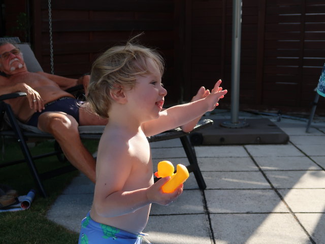 Papa und Nils im Garten meiner Eltern