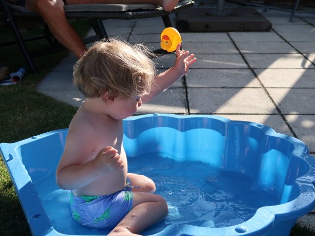 Nils im Garten meiner Eltern