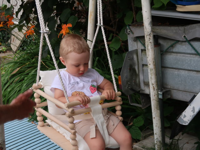 Nils im Garten meiner Eltern