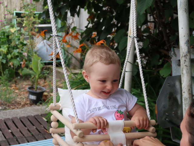 Nils im Garten meiner Eltern