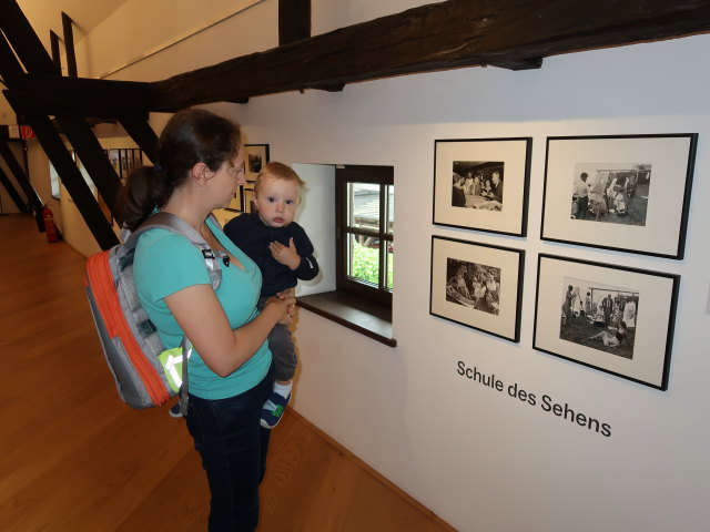 Sabine und Nils in der Sonderausstellung 'Schule des Sehens'