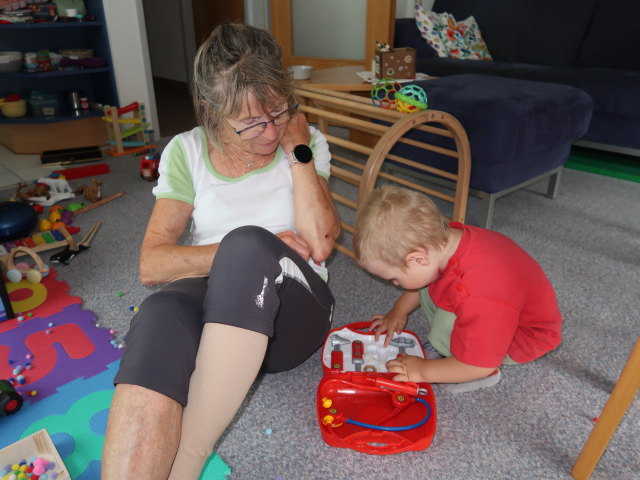 Mama und Nils in unserer Wohnung