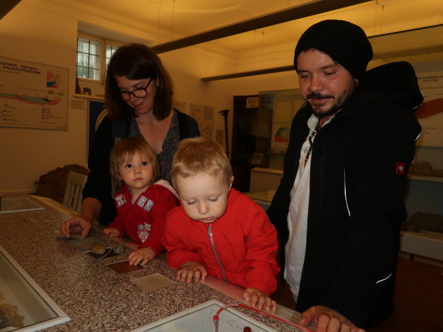 Hannelore, Ella, Nils und Manuel in der Sammlung 'Geologie'