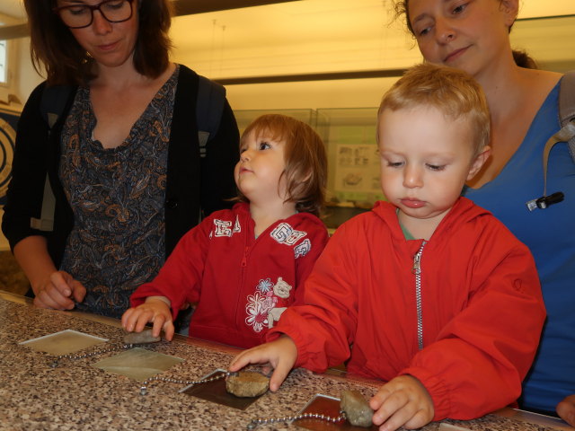 Hannelore, Ella, Nils und Sabine in der Sammlung 'Geologie'