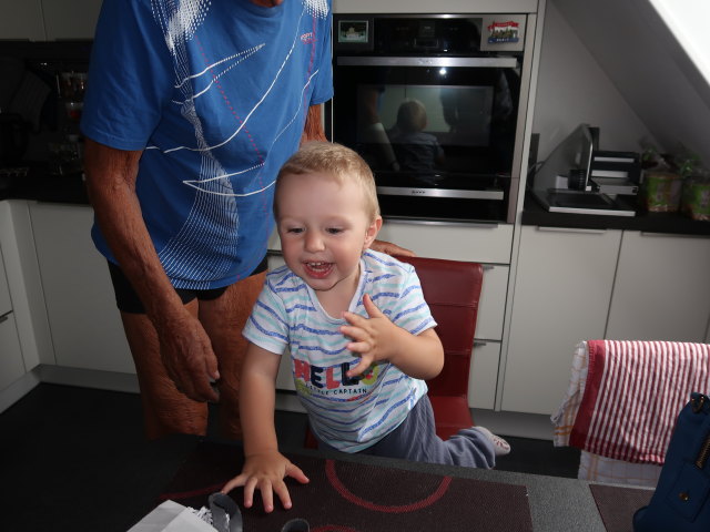 Papa und Nils im Haus meiner Eltern