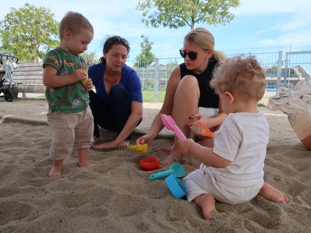 Nils, Sabine, Elisabeth und Raphael am Spielplatz im Hannah-Arendt-Park