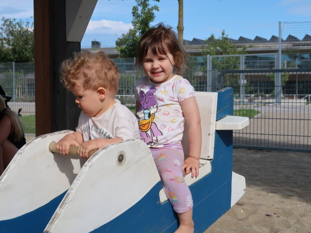 Raphael und Marie am Spielplatz im Hannah-Arendt-Park