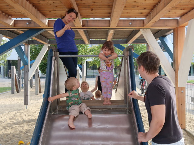 Sabine, Nils, Raphael, Marie und Eckart am Spielplatz im Hannah-Arendt-Park