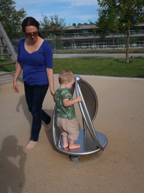 Sabine und Nils am Spielplatz im Hannah-Arendt-Park