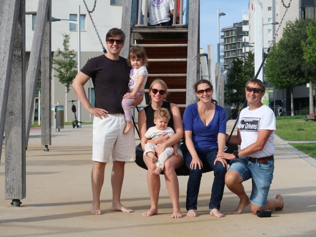 Eckart, Marie, Elisabeth, Raphael, Sabine und ich am Spielplatz im Hannah-Arendt-Park