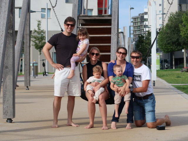 Eckart, Marie, Elisabeth, Raphael, Nils, Sabine und ich am Spielplatz im Hannah-Arendt-Park