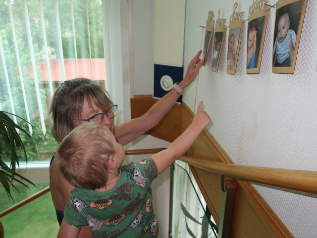 Mama und Nils im Haus meiner Eltern