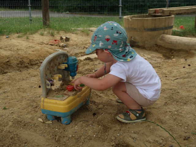 Nils am Spielplatz in der &Ouml;stlichen Scheunenstra&szlig;e in Gerasdorf (4. Juli)