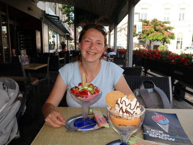 Sabine im Eissalon R&ouml;tzer in Stockerau (5. Juli)