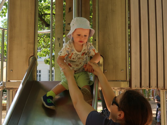 Nils und Sabine am Spielplatz Museum
