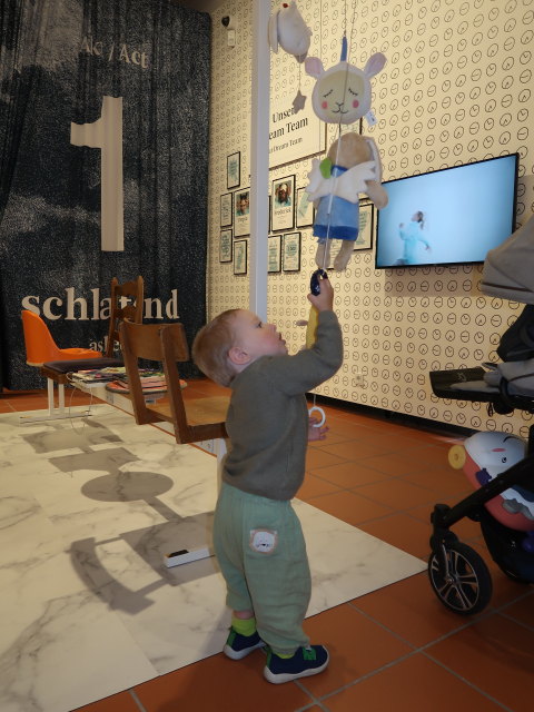 Nils in der Ausstellung 'Tr&auml;ume ... tr&auml;umen'