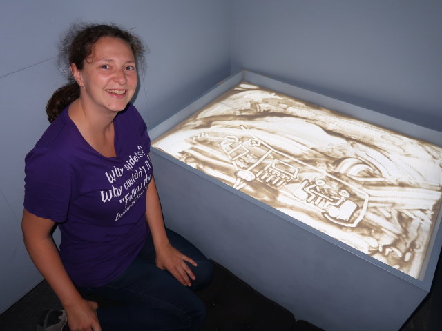 Sabine in der Ausstellung 'Tr&auml;ume ... tr&auml;umen'