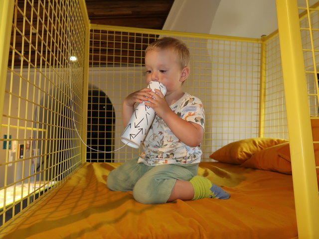 Nils in der Ausstellung 'Tr&auml;ume ... tr&auml;umen'