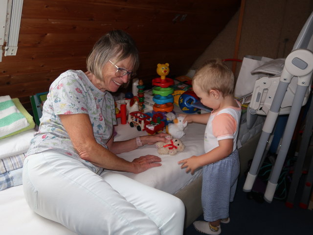 Mama und Nils im Haus meiner Eltern (4. Aug.)