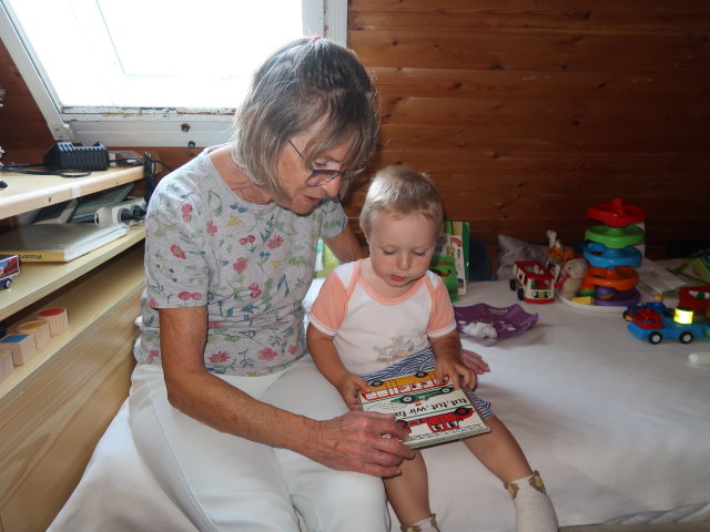 Mama und Nils im Haus meiner Eltern (4. Aug.)