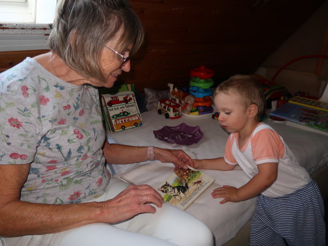 Mama und Nils im Haus meiner Eltern (4. Aug.)