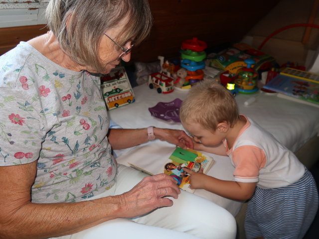 Mama und Nils im Haus meiner Eltern (4. Aug.)