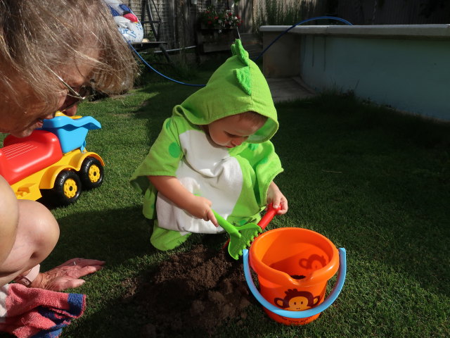 Mama und Nils im Garten meiner Eltern (5. Aug.)