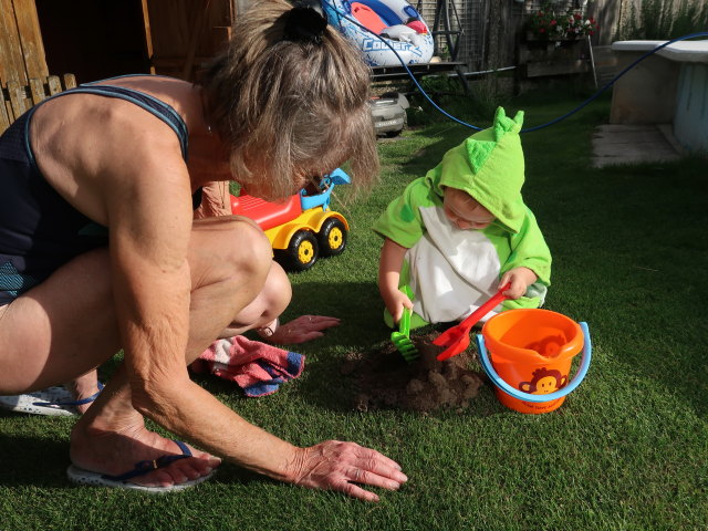 Mama und Nils im Garten meiner Eltern (5. Aug.)