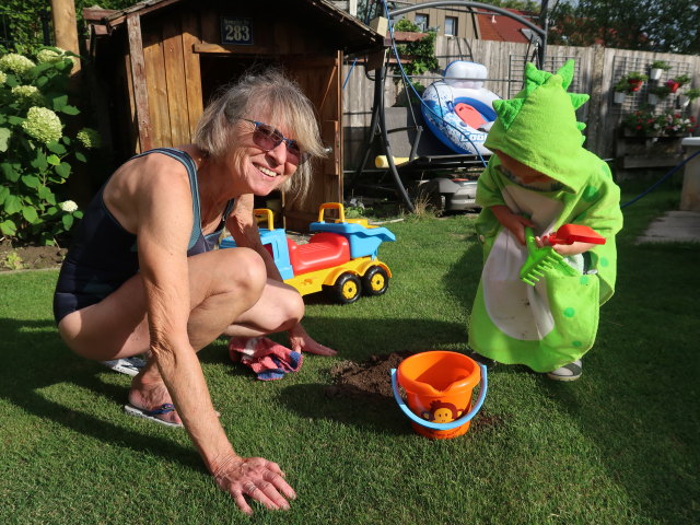 Mama und Nils im Garten meiner Eltern (5. Aug.)