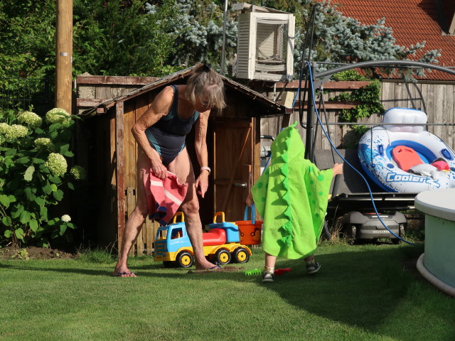 Mama und Nils im Garten meiner Eltern (5. Aug.)